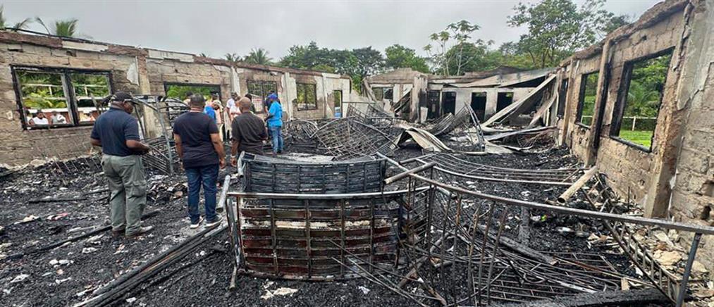 Φωτιά σε σχολείο στη Γουιάνα: Έφηβη έκαψε τις συμμαθήτριες της (εικόνες)