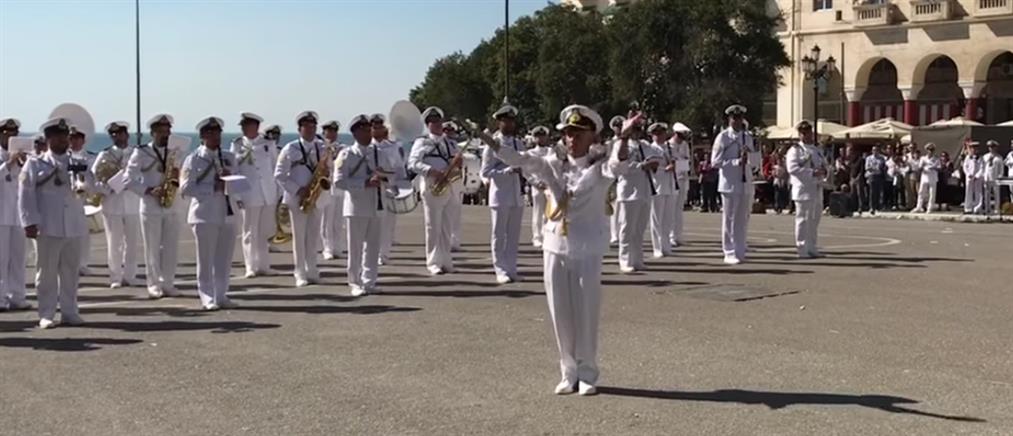 Η μπάντα του Πολεμικού Ναυτικού παίζει το “Despacito” (βίντεο)