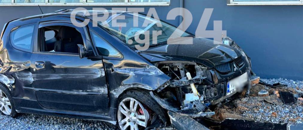 Κρήτη - Τροχαίο: Αυτοκίνητο… απογειώθηκε και “καρφώθηκε” σε γυμναστήριο (εικόνες)