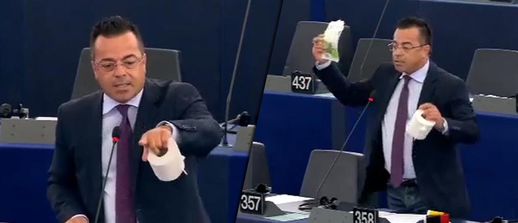 Ευρωβουλευτής διέκοψε τον Γιούνκερ απαιτώντας να ζητήσει συγνώμη από την Ελλάδα