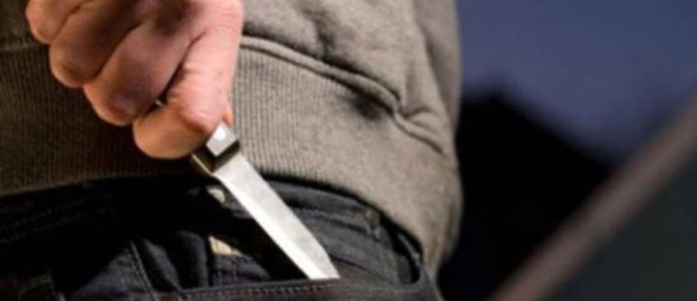 Μεσολόγγι - Τρόμος: Άνδρας κυκλοφορεί με μαχαίρι στα μαγαζιά και καταστρέφει