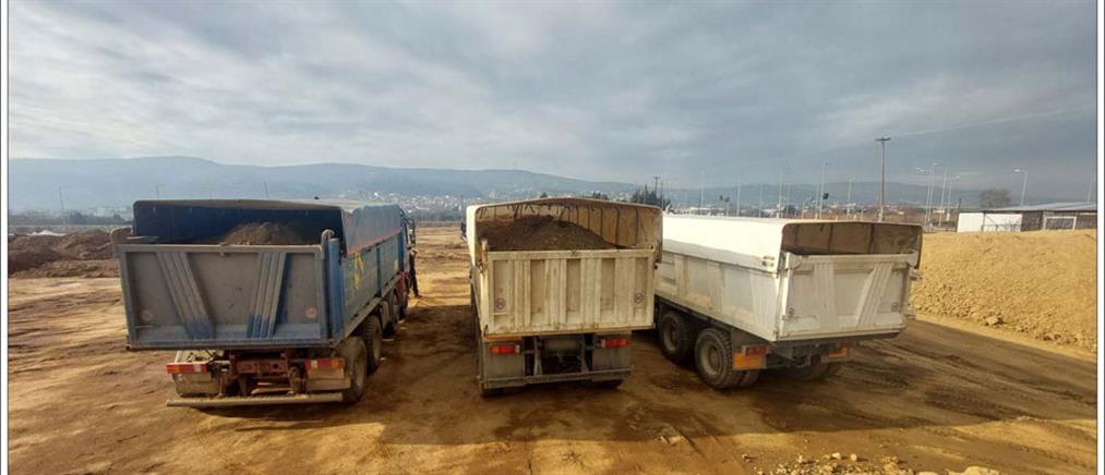 Θεσσαλονίκη: Συνελήφθησαν για ρίψη μπάζων εκσκαφής σε χωράφι (εικόνες)