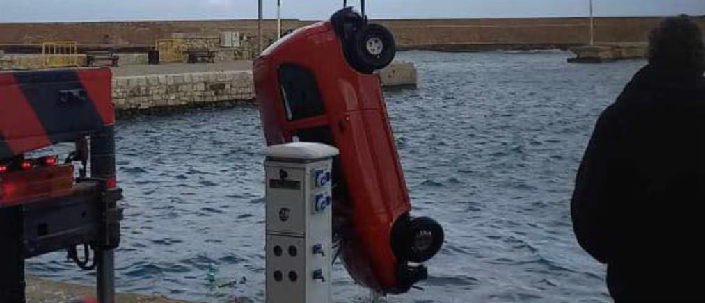 Χανιά: Κινδύνεψε οδηγός αυτοκινήτου που έπεσε στο λιμάνι (εικόνες)