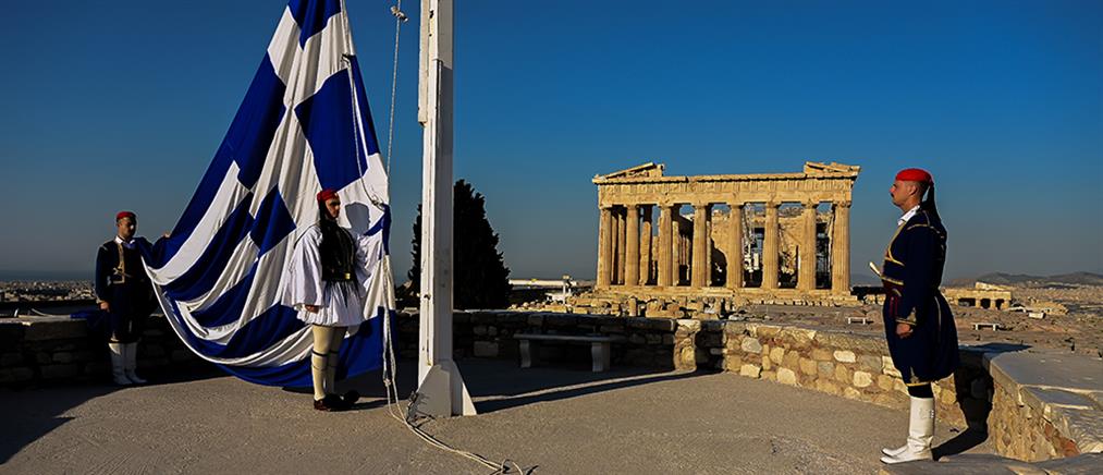25η Μαρτίου: Η έπαρση της ελληνικής σημαίας στην Ακρόπολη (εικόνες)