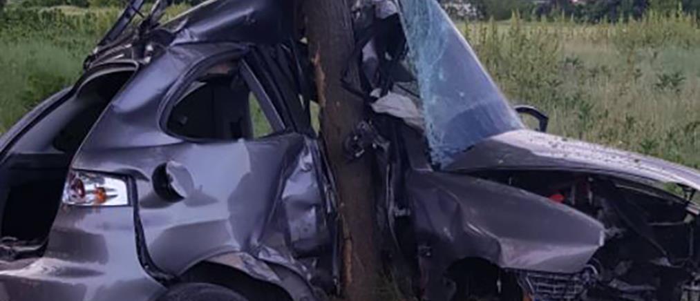Πτολεμαΐδα - Τροχαίο: Αυτοκίνητο “καρφώθηκε” σε δέντρο (εικόνες)