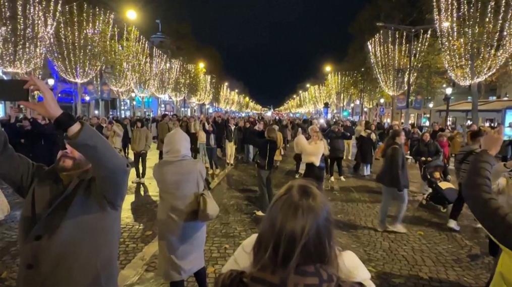 Παρίσι: Τα Ηλύσια Πεδία στολίστηκαν για τα Χριστούγεννα