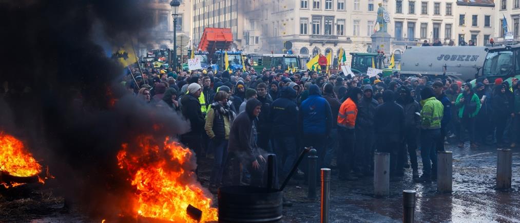 Βρυξέλλες: Αγρότες “πολιορκούν” την Σύνοδο Κορυφής (εικόνες)