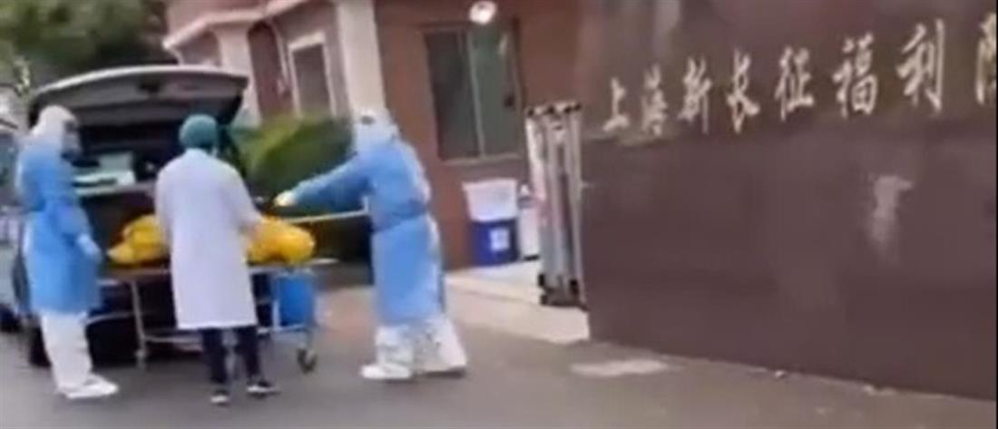 Σανγκάη: “Πέθαναν” ηλικιωμένο και τον έβαλαν...ζωντανό σε σακούλα (βίντεο)