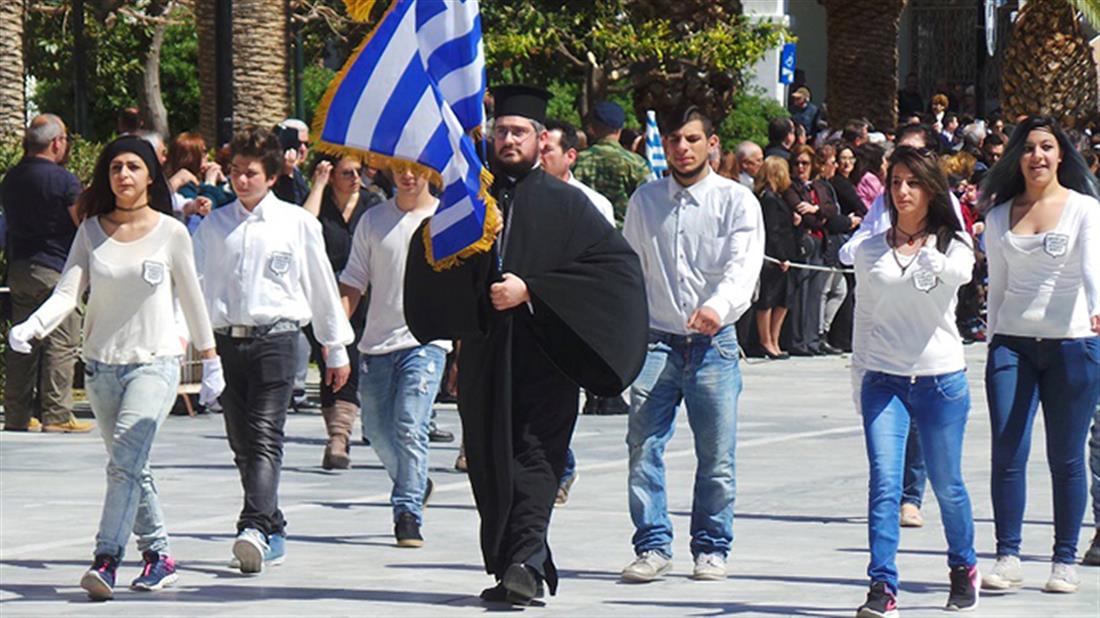 Σύρος - παρέλαση - ιερείς