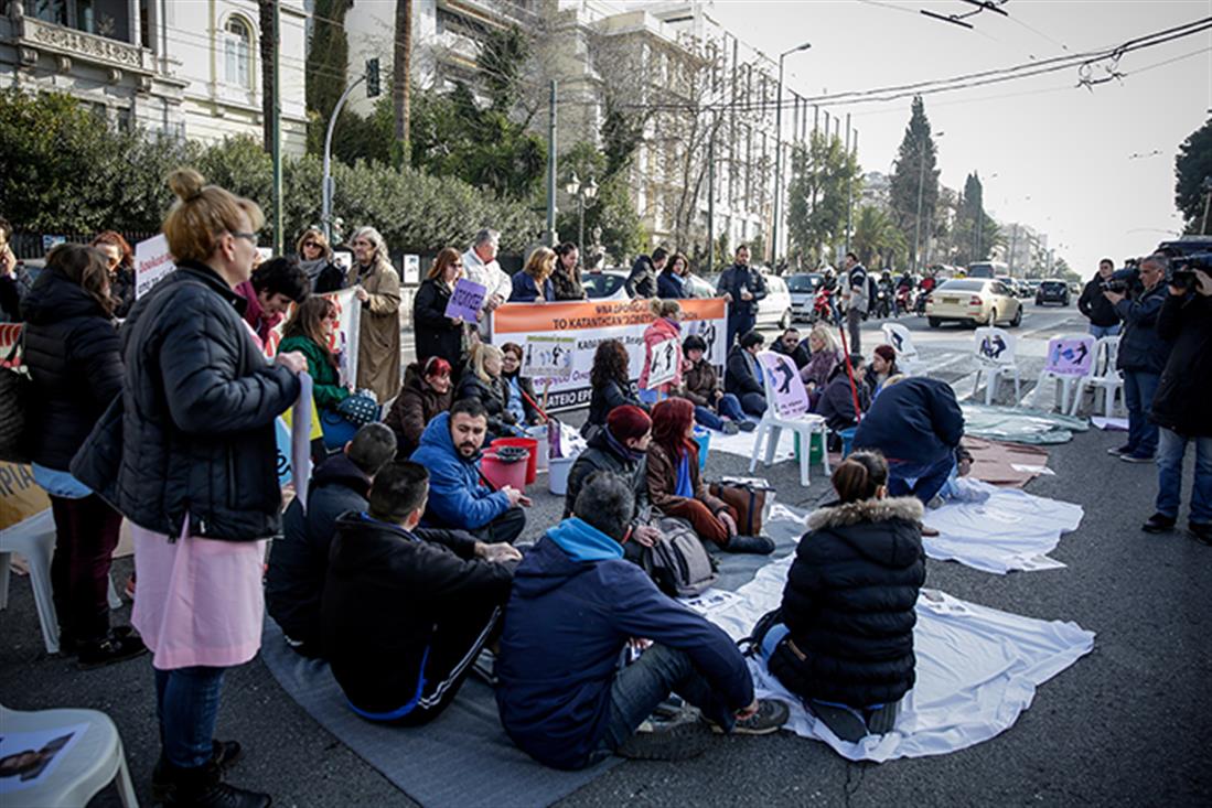 Καθιστική διαμαρτυρία - Βουλή - καθαρίστριες