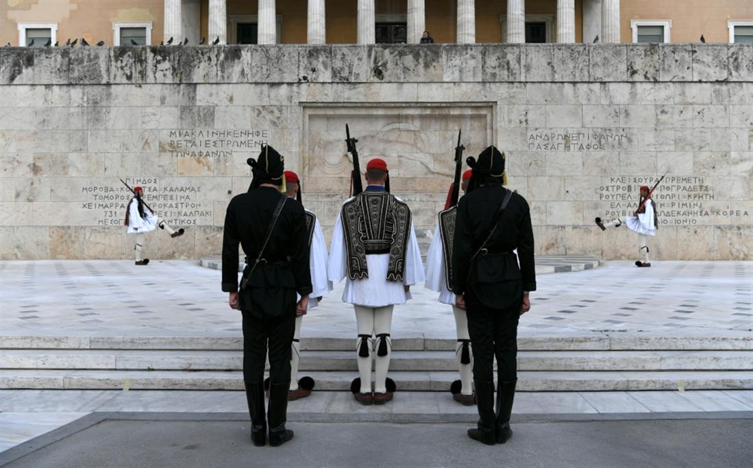 Αλλαγή προεδρικής φρουράς - Μνημείο Άγνωστου Στρατιώτη