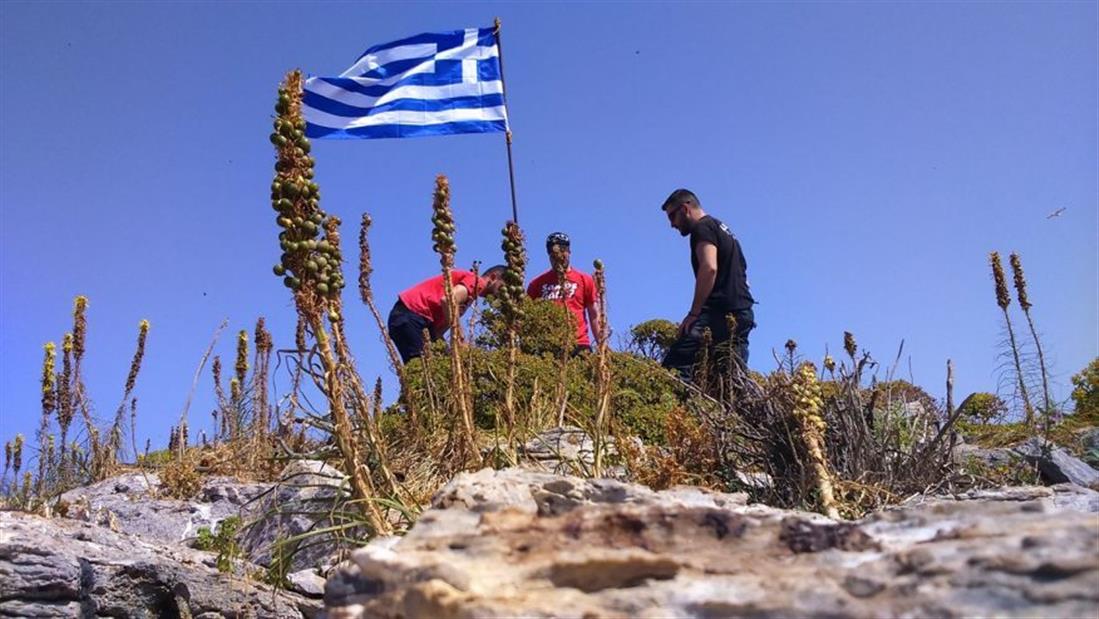 Φουρνιώτες - ελληνική σημαία - βραχονησίδα Ανθρωποφάς