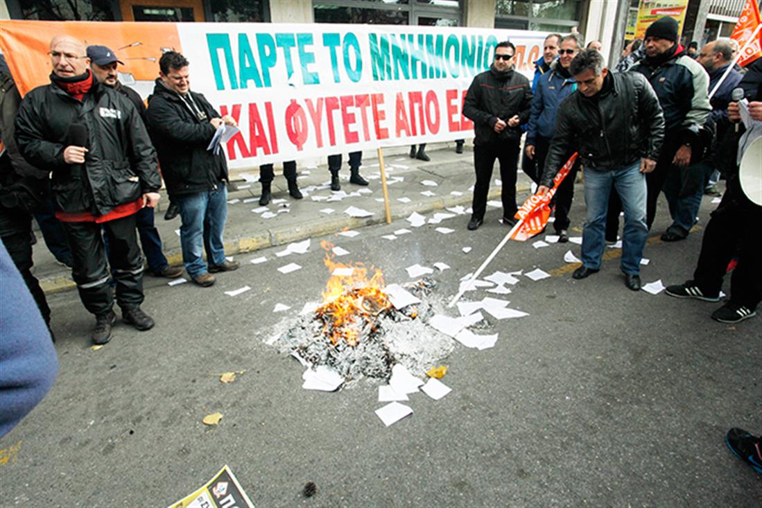 ΠΟΕ - ΟΤΑ - ΜΝΗΜΟΝΙΟ - ΚΑΨΙΜΟ - ΦΩΤΙΑ - ΓΡΑΦΕΙΑ - ΣΥΡΙΖΑ - ΚΟΥΜΟΥΝΔΟΥΡΟΥ - διαμαρτυρία