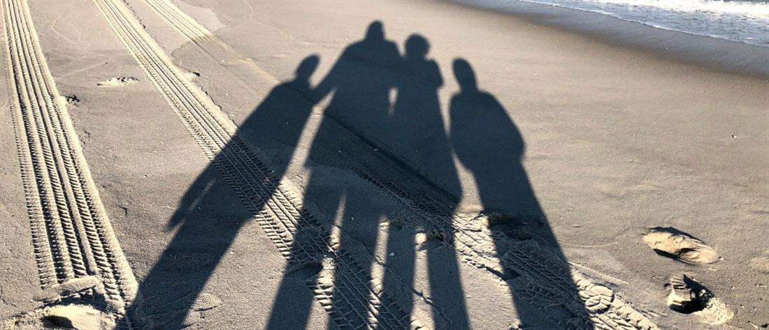 AP - Παραλία - σκιά - οικογένεια - παιδιά