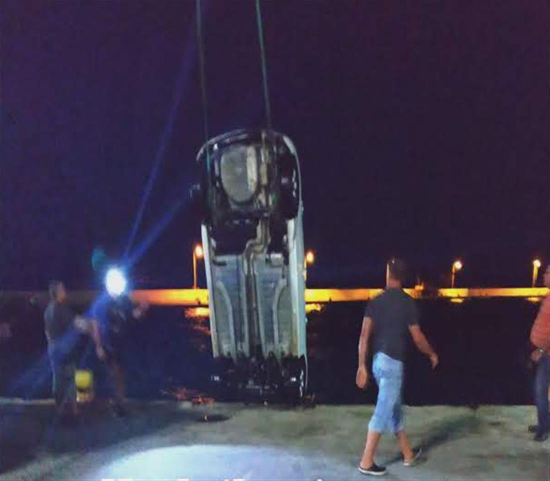 Αυτοκίνητο έπεσε στη θάλασσα - λιμάνι Κιάτου
