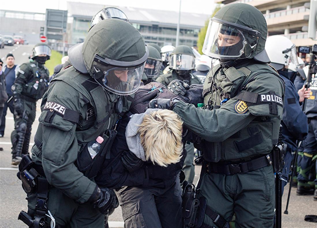 AP - Στουτγκάρδη - Γερμανία - επεισόδια - διαδηλωτές - συγκρούσεις