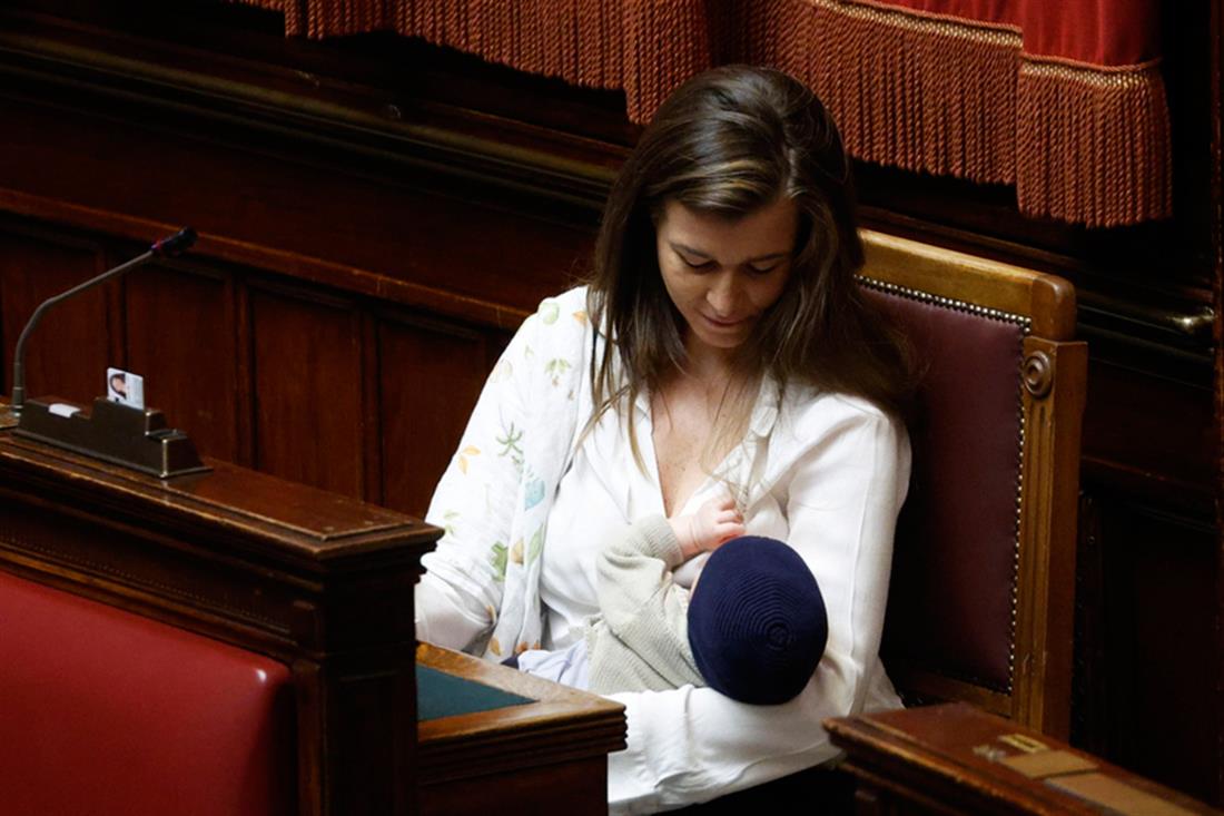 Ιταλία - κοινοβούλιο - Γκίλντα Σπορτιέλο - θηλασμός