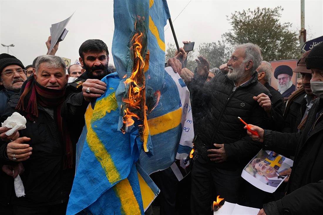 AP - Ιράν - Διαδηλώσεις - κάψιμο - Κοράνι