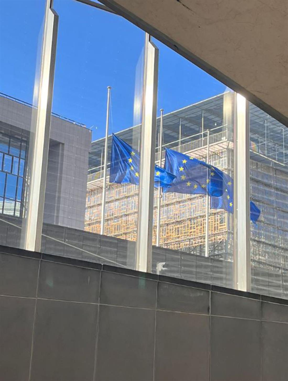 Τέμπη - σύγκρουση τρένων - Ευρωπαϊκή Επιτροπή - μεσίστιες σημαίες