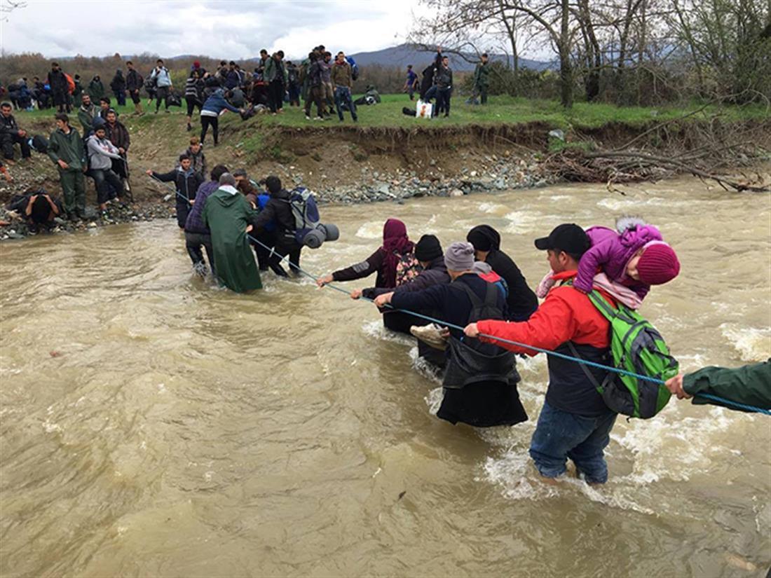 Πρόσφυγες - μετανάστες - Ειδομένη - ποτάμι - διάσχιση - Σκόπια - πορεία