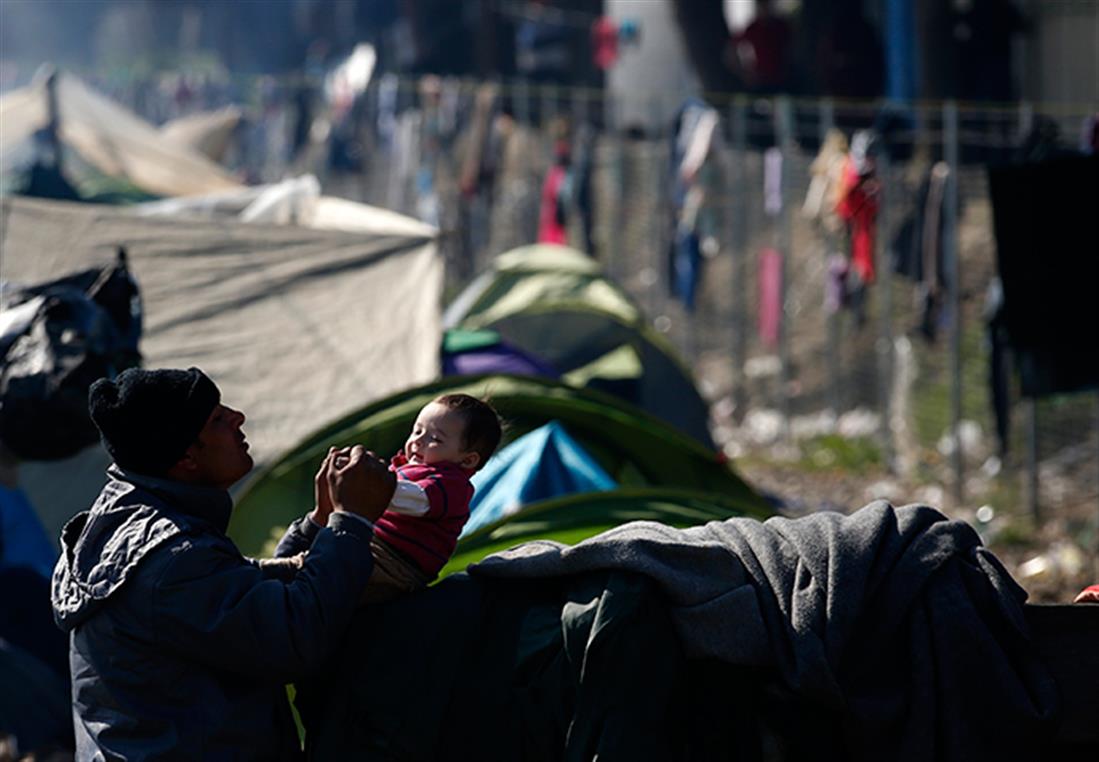 AP - Ειδομένη - πρόσφυγες - σύνορα - σιδηροδρομικές γραμμές - καθιστική διαμαρτυρία