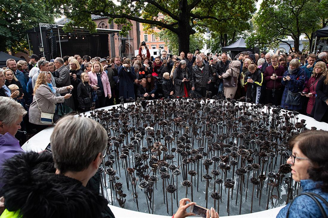 Νορβηγία - ατσάλινα τριαντάφυλλα - μνημείο - θύματα σφαγής 2011 - Μπράιβικ