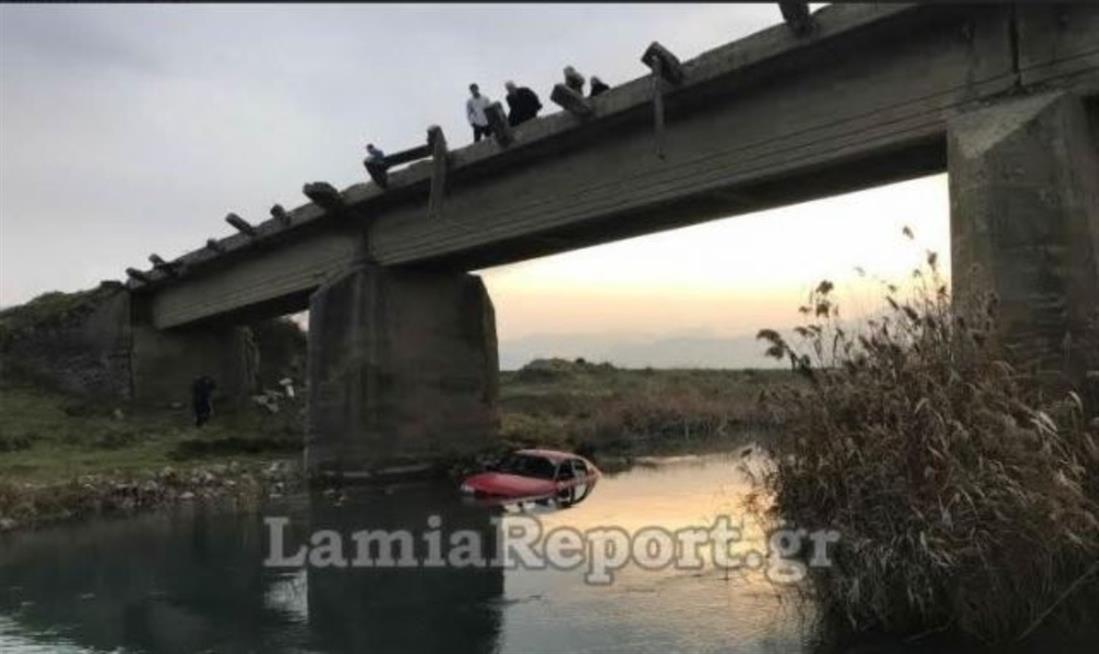 Έριξαν κλεμμένα αυτοκίνητα στην κοίτη ποταμού (εικόνες)