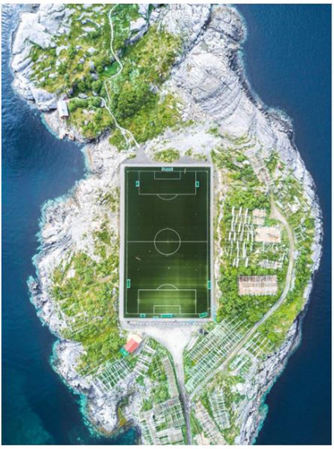 National Geographic - Ποδοσφαιρικό γήπεδο Henningsvaer