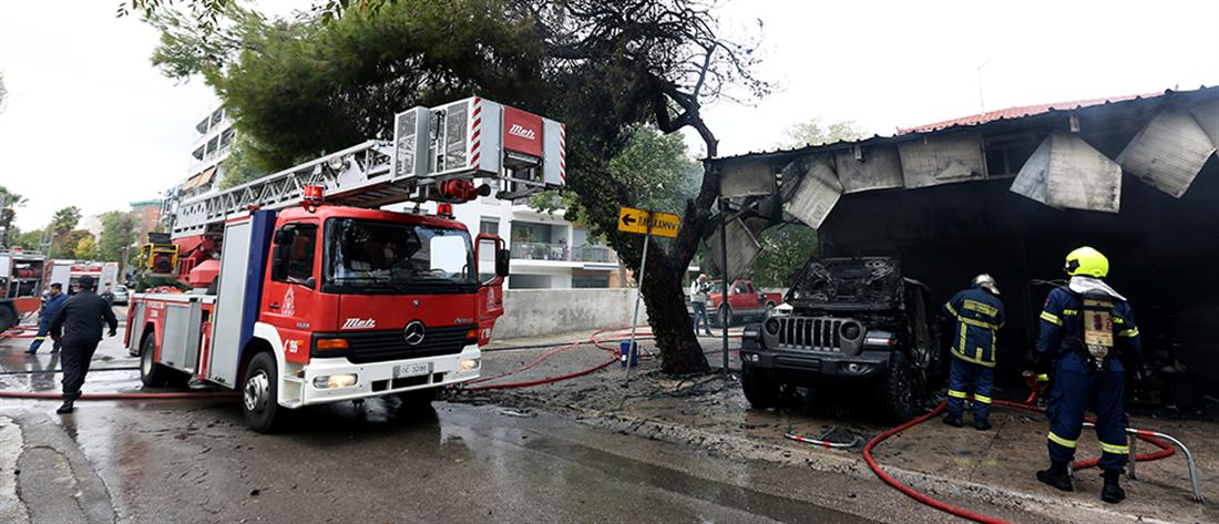 Φωτιά σε μάντρα αυτοκινήτων στο Μαρούσι (εικόνες)