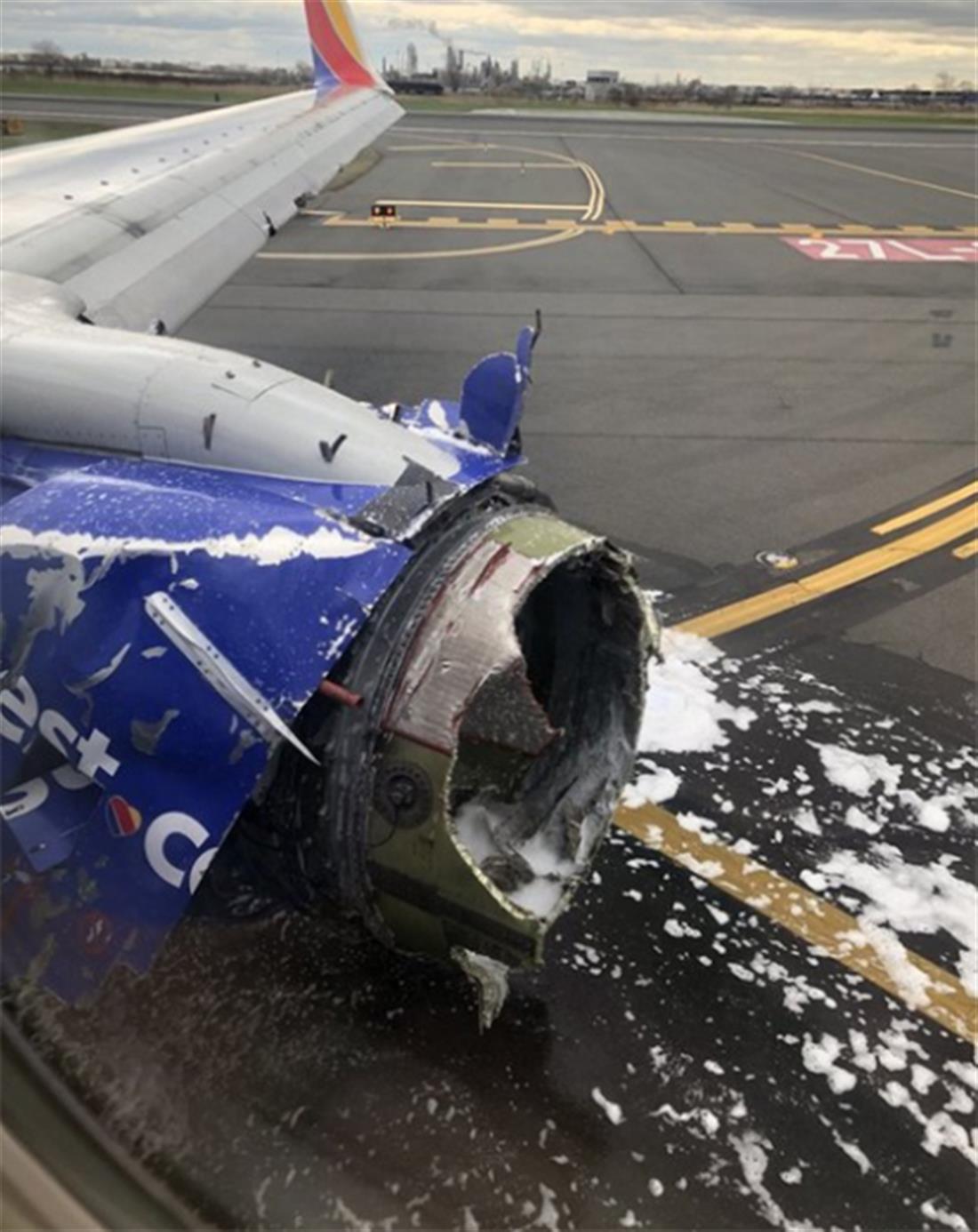 πτήση 1380 - Southwest  - έκρηξη κινητήρα - σπασμένο παράθυρο