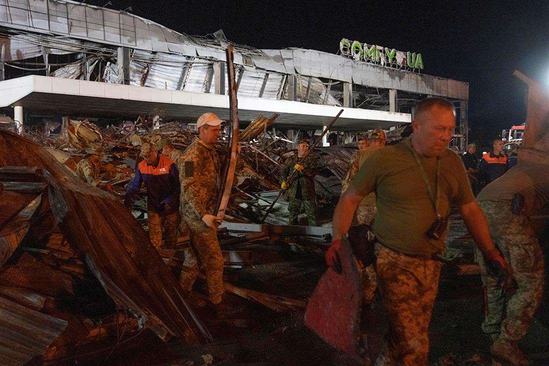 AP - Ουκρανία - Κρεμεντσούκ - πυραυλική επίθεση - εμπορικό κέντρο