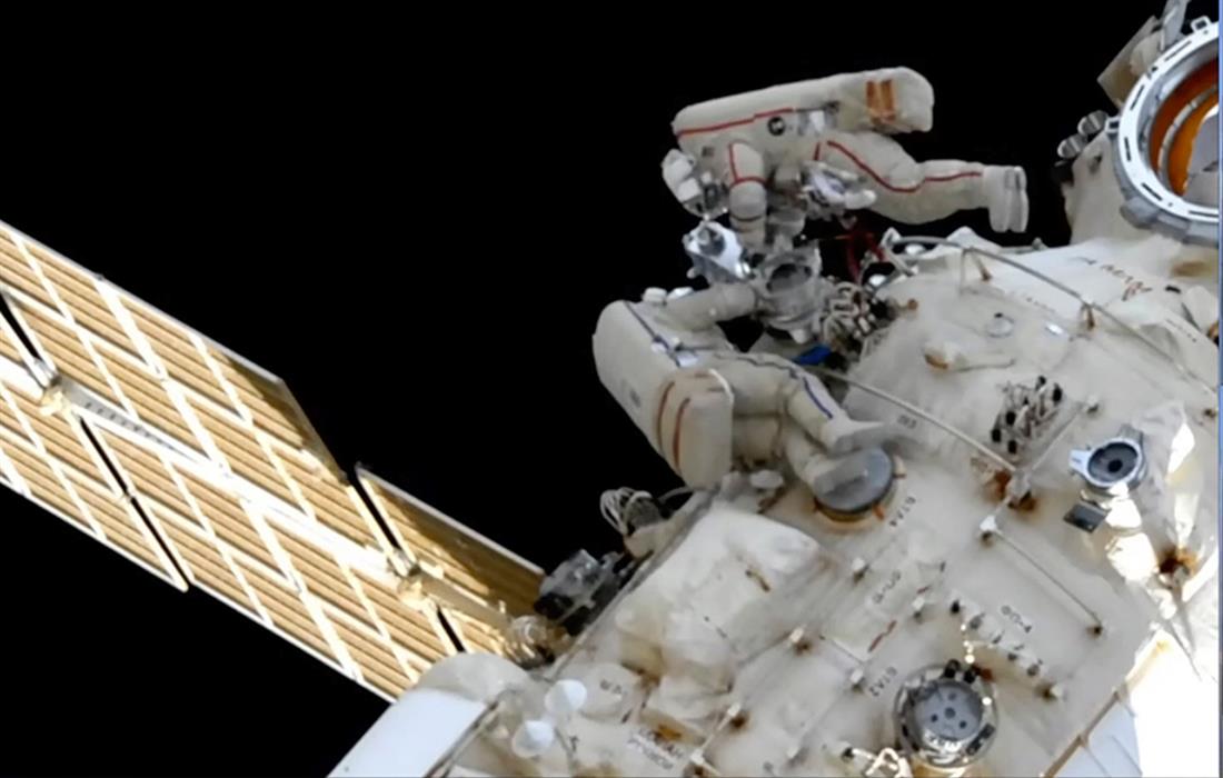 AP - Διάστημα - ρώσοι κοσμοναύτες - ρομποτικός βραχίονας