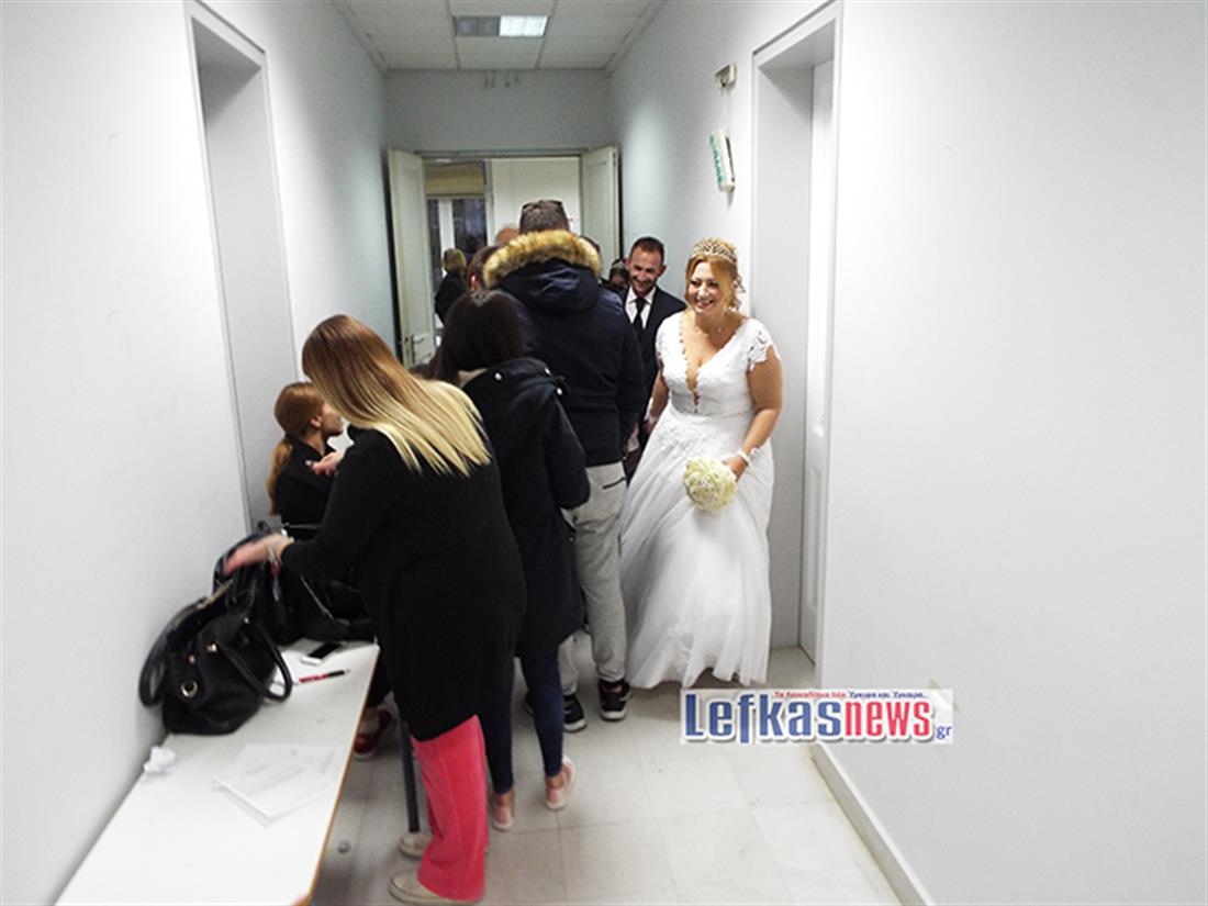 Γάμος - νυφικό - κάλπες - εκλογές - Κεντροαριστερά - Λευκάδα