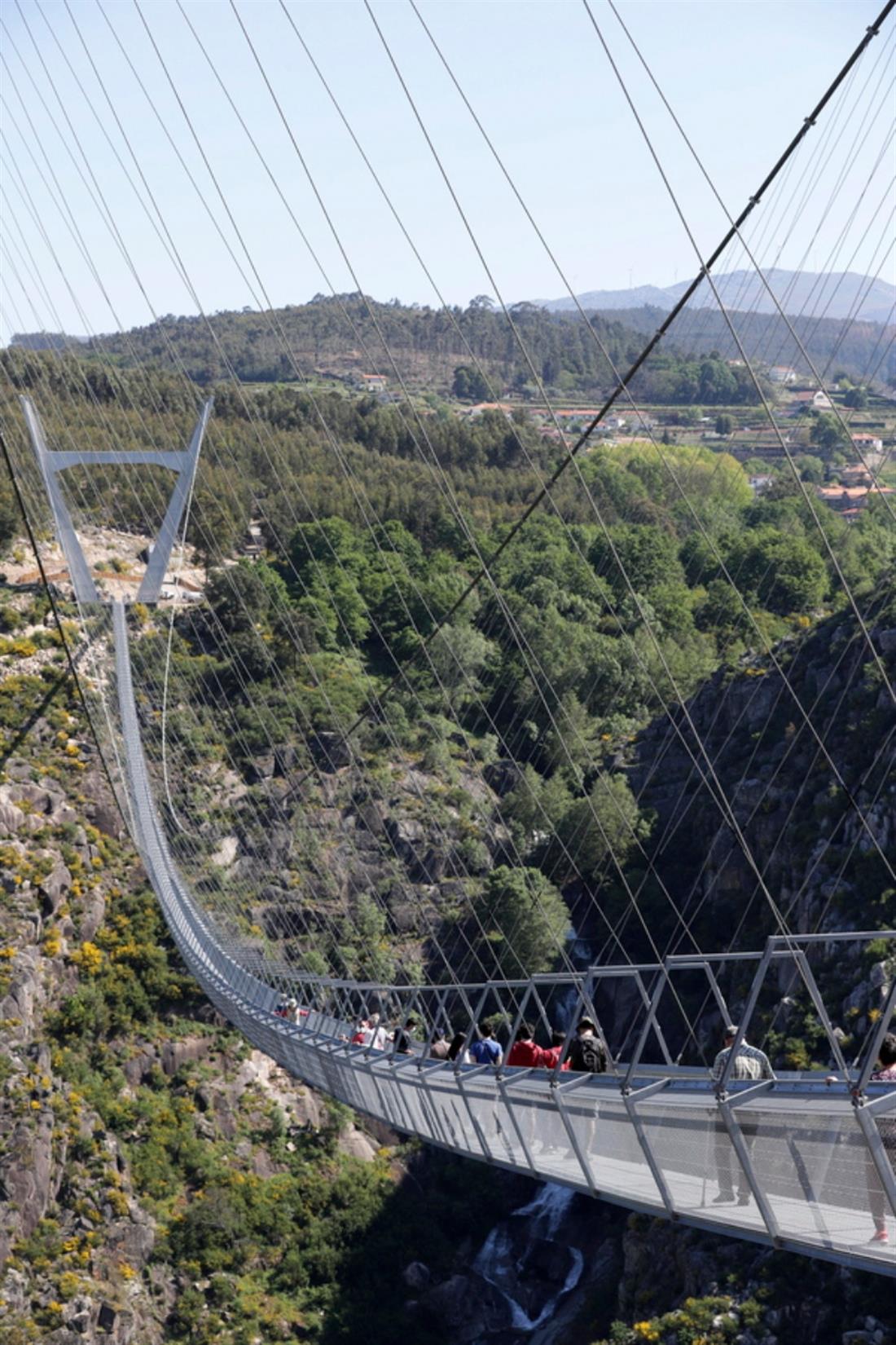 Πορτογαλία - κρεμαστή πεζογέφυρα