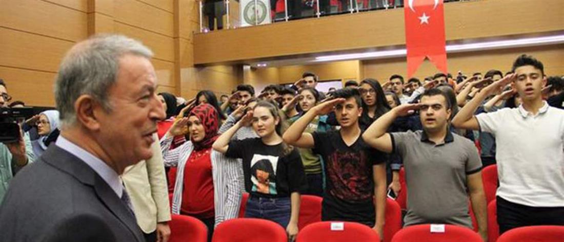 Βίντεο: Μαθητές υποδέχονται τον Ακάρ με στρατιωτικό χαιρετισμό