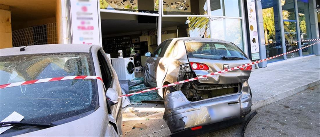 Ναύπλιο: αυτοκίνητο “καρφώθηκε” σε κατάστημα (βίντεο)