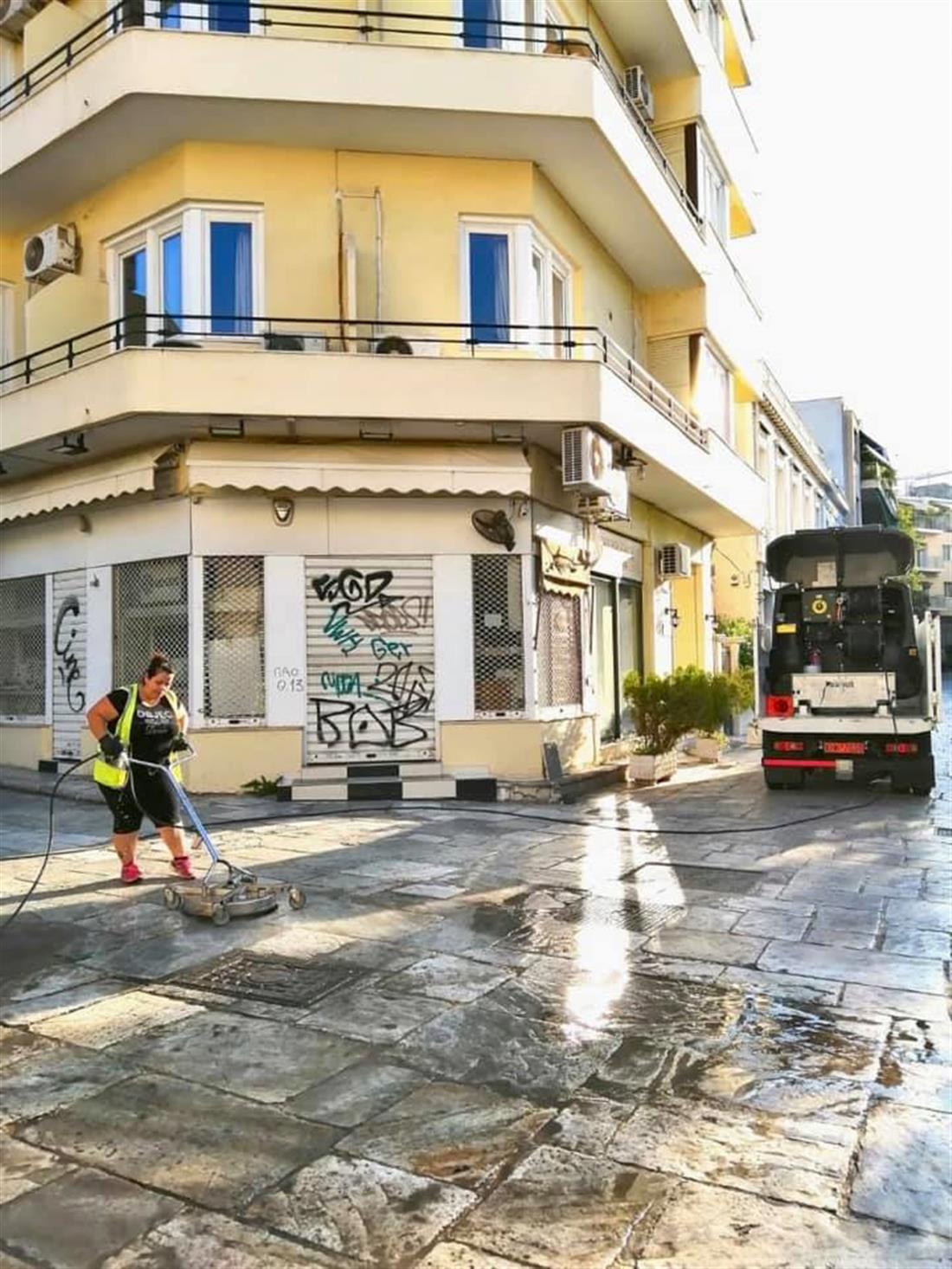 Πλάκα - Αθήνα - κυριακάτικη καθαριότητα - Μπακογιάννης