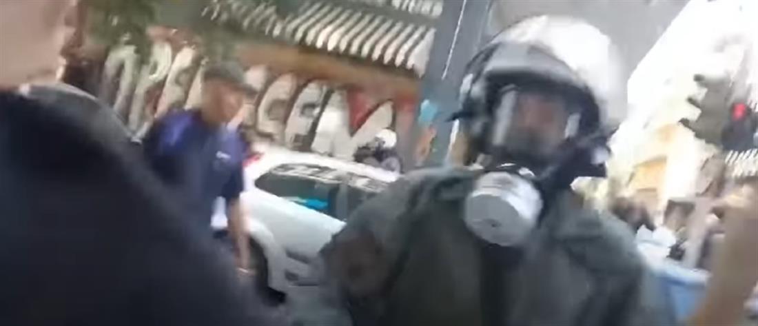 Εξάρχεια - ΜΑΤ: Εισαγγελική έρευνα για τον αστυνομικό που έσπασε τζαμαρία (βίντεο)