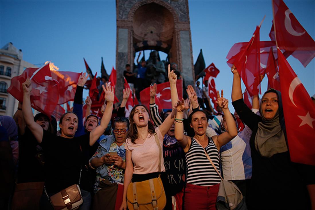 AP - διαδηλωτές - συγκέντρωση - Τουρκία - Κωνσταντινούπολη - πλατεία Ταξίμ