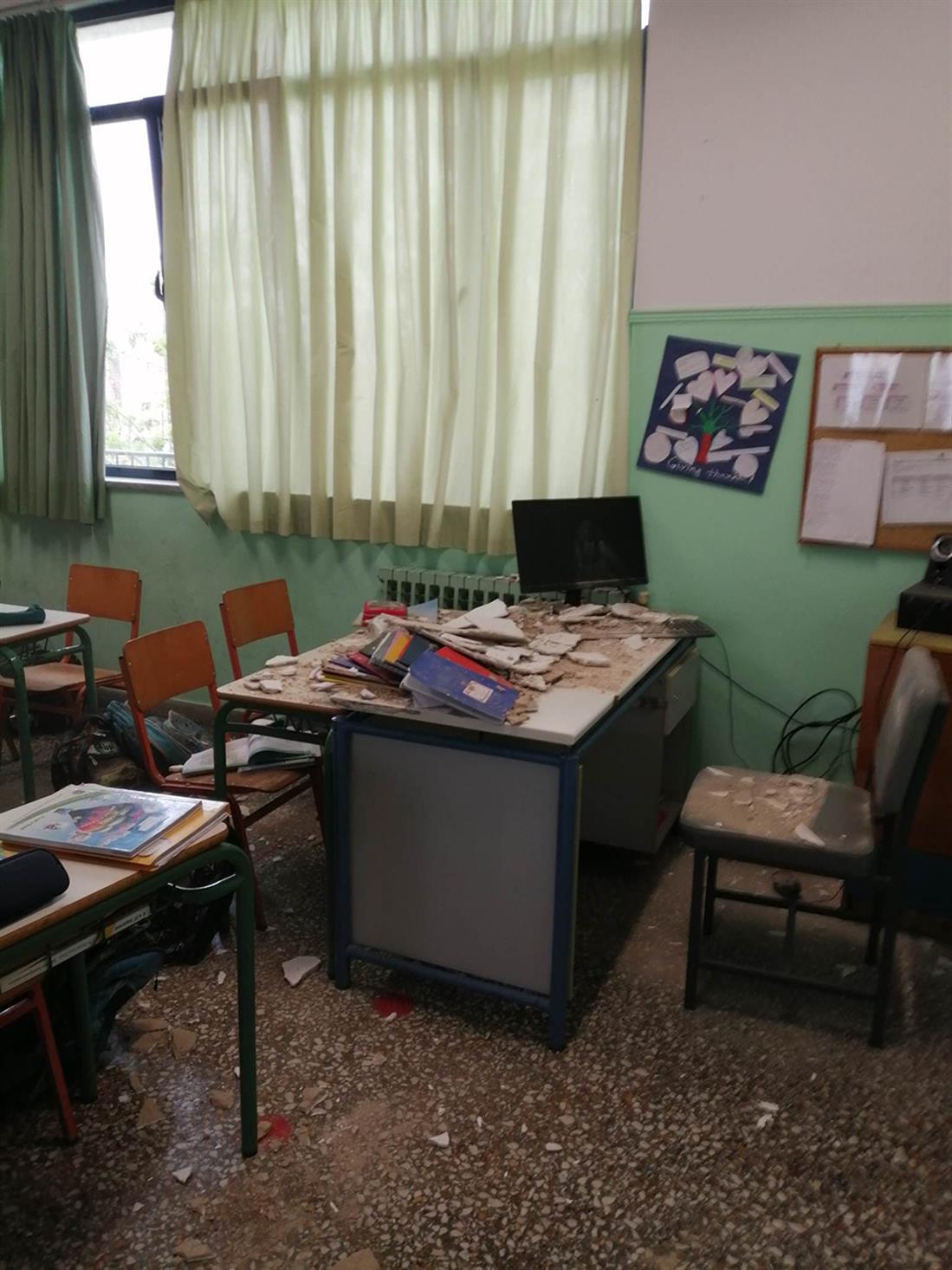 Δασκάλα - σχολείο - αποκολλήθηκε κομμάτι της οροφής - Βόλος