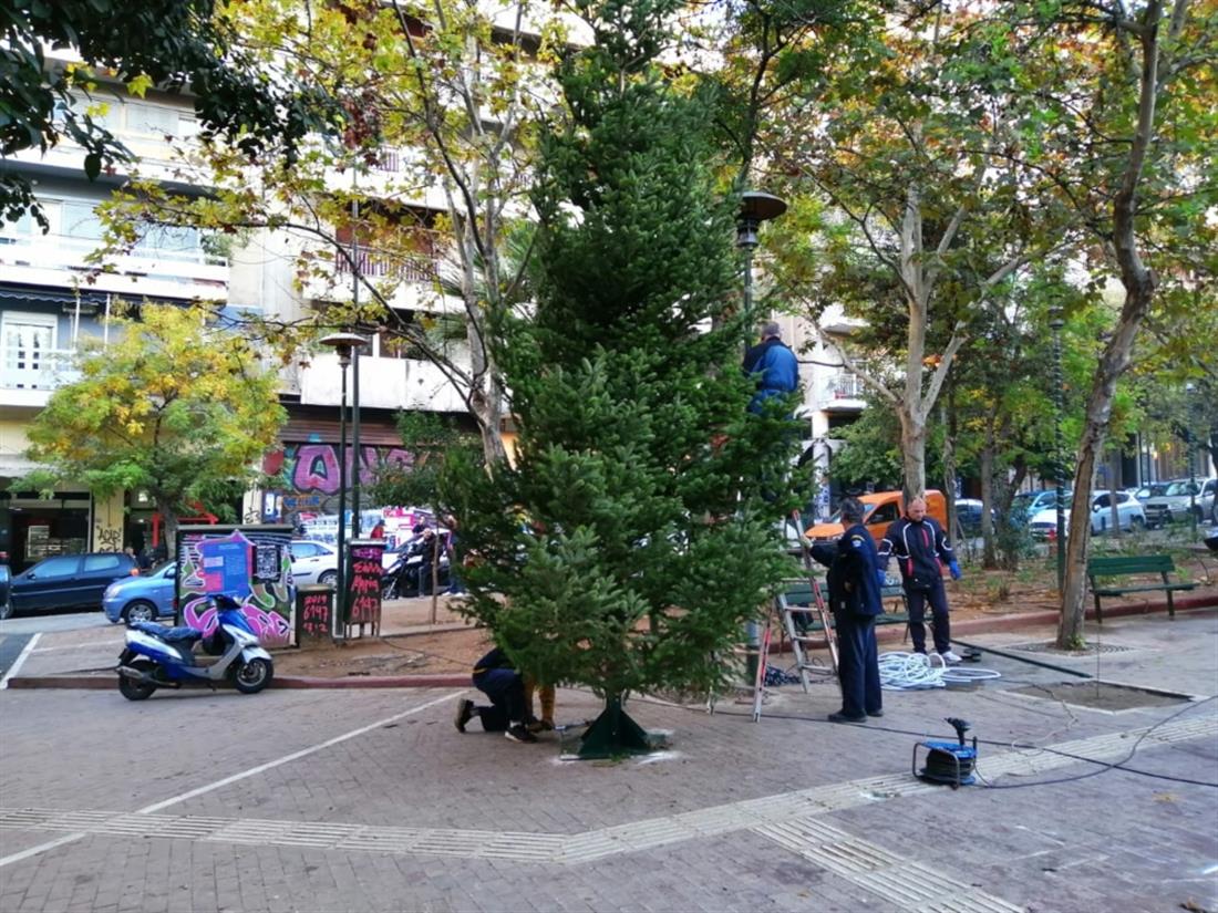 Εξάρχεια - Χρουστουγεννιάτικο δέντρο - Δήμος Αθηναίων