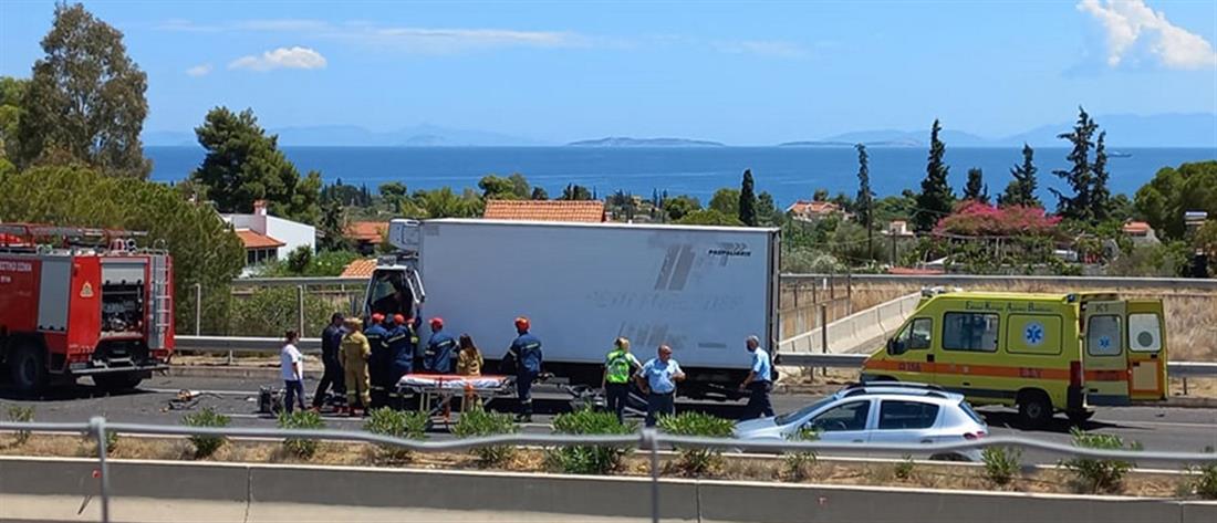 Αθηνών - Κορίνθου: Σοβαρό τροχαίο με εγκλωβισμό οδηγού (εικόνες)
