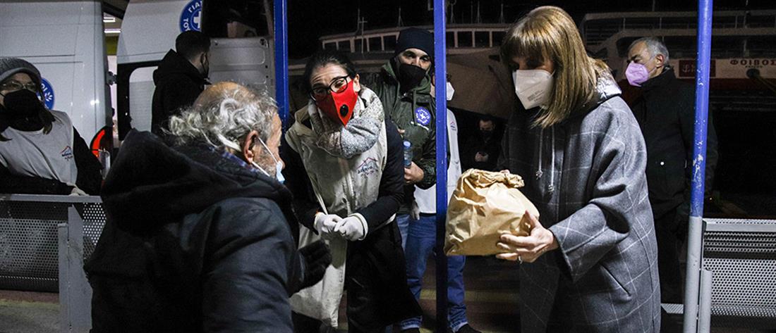 Πειραιάς: Φαγητό σε άστεγους μοίρασε η Σακελλαροπούλου (εικόνες)