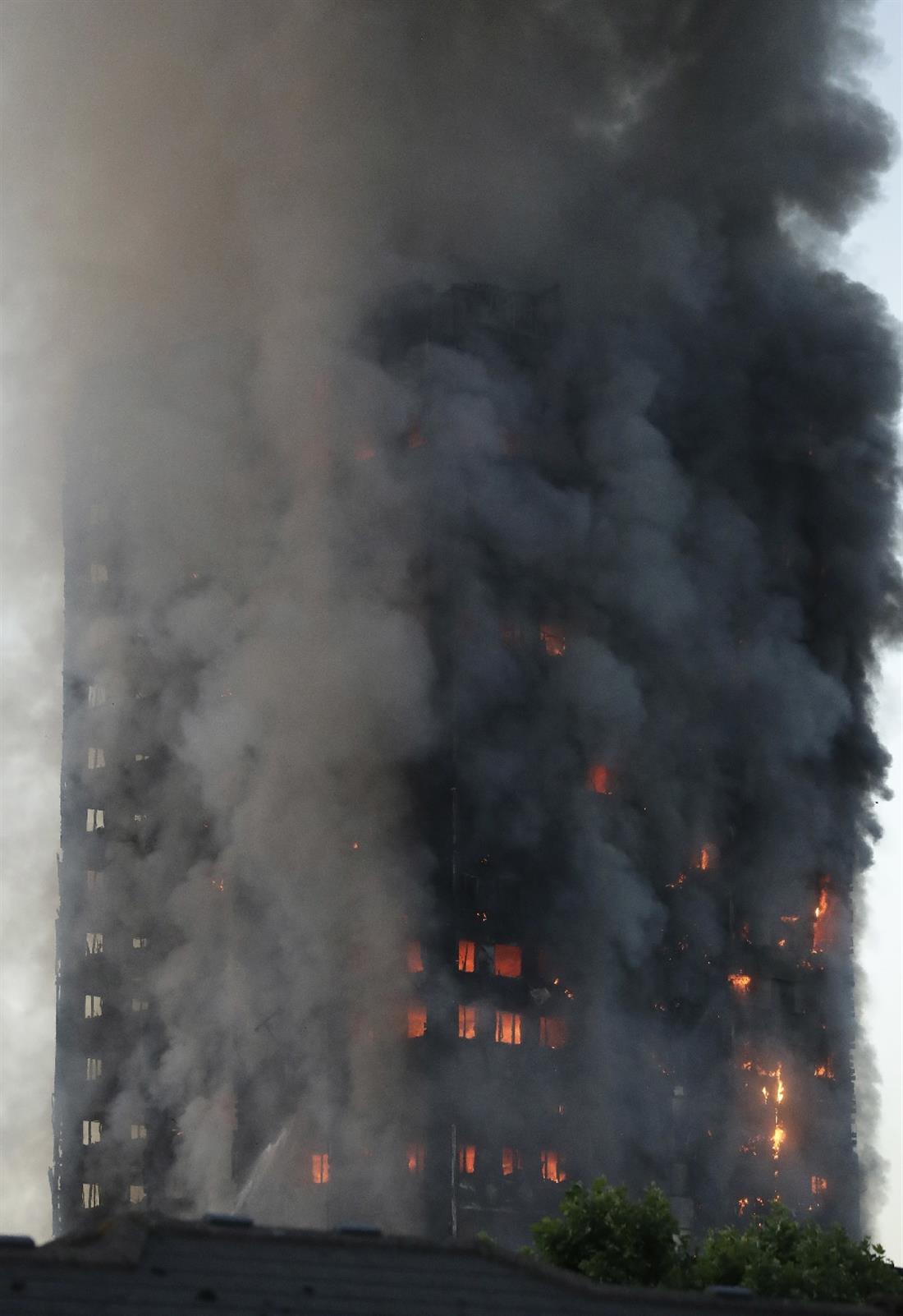 AP - Λονδίνο - φωτιά - ουρανοξύστης