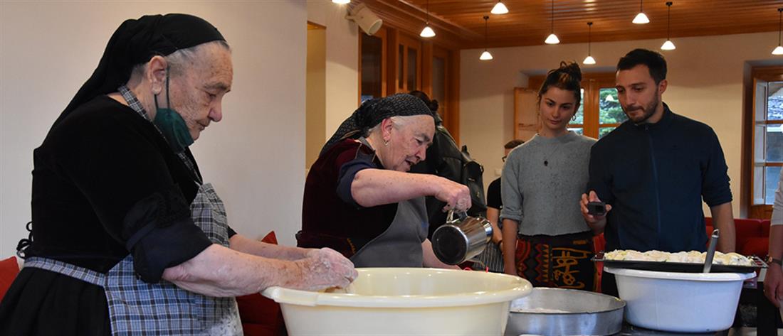 Μέτσοβο: Γιαγιάδες έκαναν μάθημα…πίτας σε φοιτητές (εικόνες)