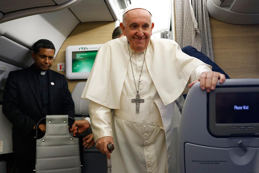 Πάπας - αεροπλάνο - επιστροφή - Καναδάς - δηλώσεις