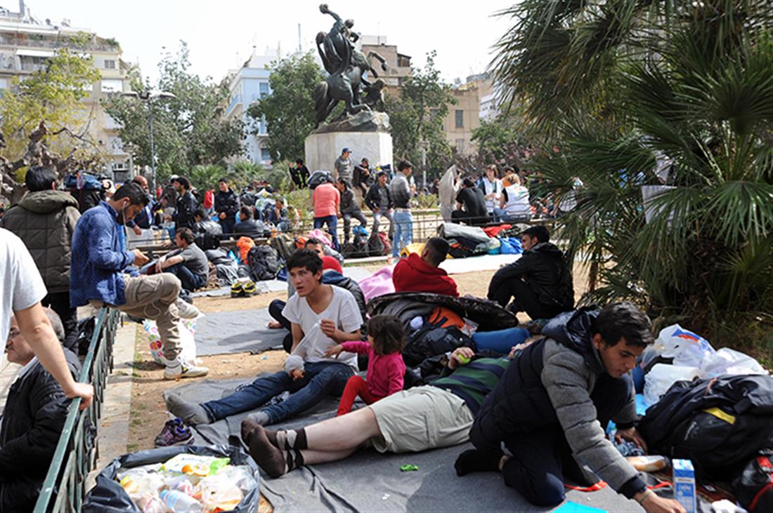 Ελληνικός Ερυθρός Σταυρός - τρόφιμα - νερό - εθελοντές - πρόσφυγες - πλατεία Βικτωρίας