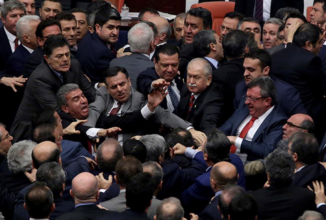 AP - Ξύλο - Τουρκία - κοινοβούλιο