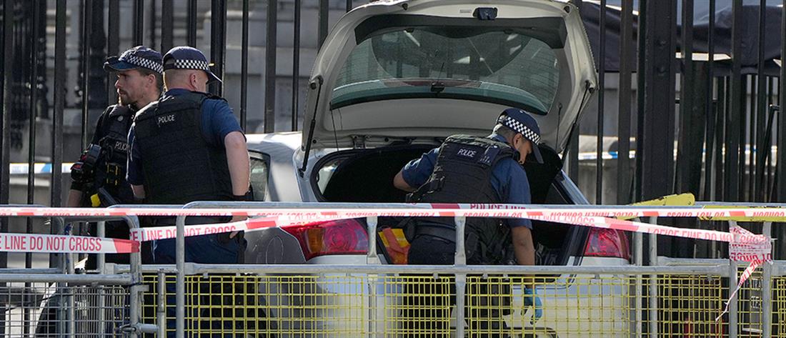 Λονδίνο: Αυτοκίνητο έπεσε στην πύλη της Ντάουνινγκ Στριτ (εικόνες)