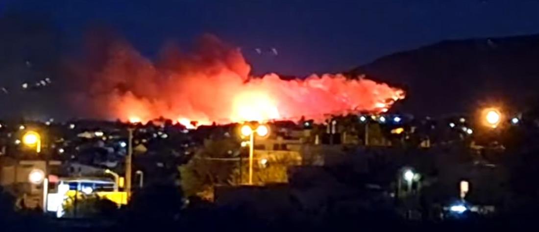 Φωτιά στη Νέα Μάκρη: στον αστικό ιστό οι φλόγες - εκκενώσεις οικισμών